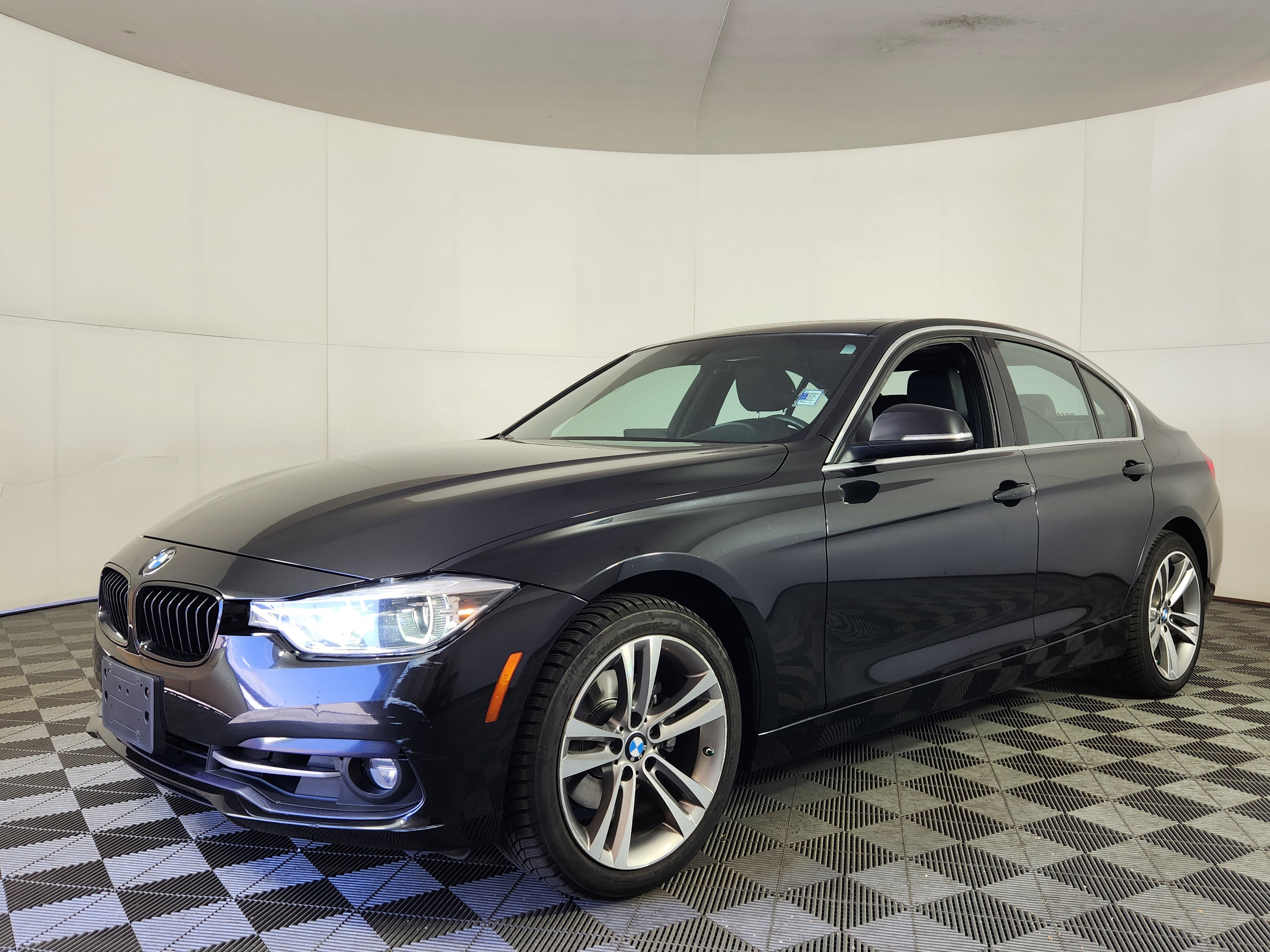 Used 2018 BMW 330i xDrive Sedan AWD/4WD image 3