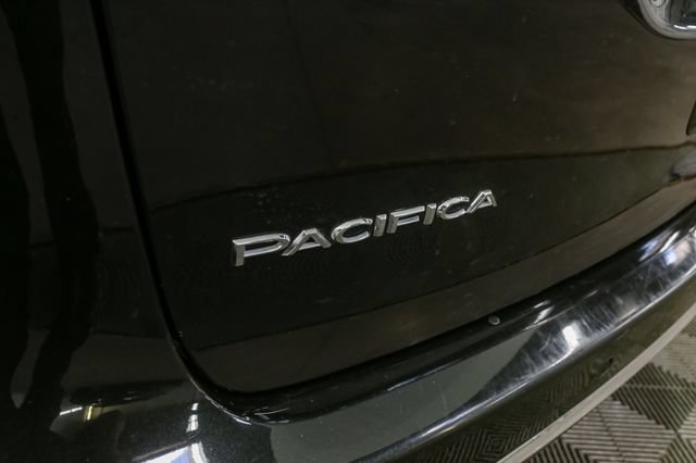 Used 2023 Chrysler Pacifica Touring-L FWD image 9