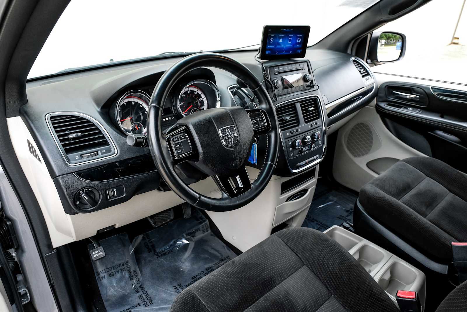 Used 2016 Dodge Grand Caravan SE image 3