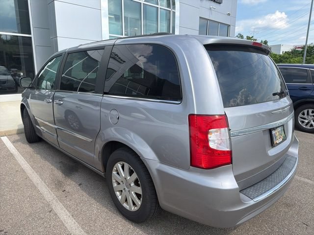Used 2014 Chrysler Town & Country Touring FWD image 4