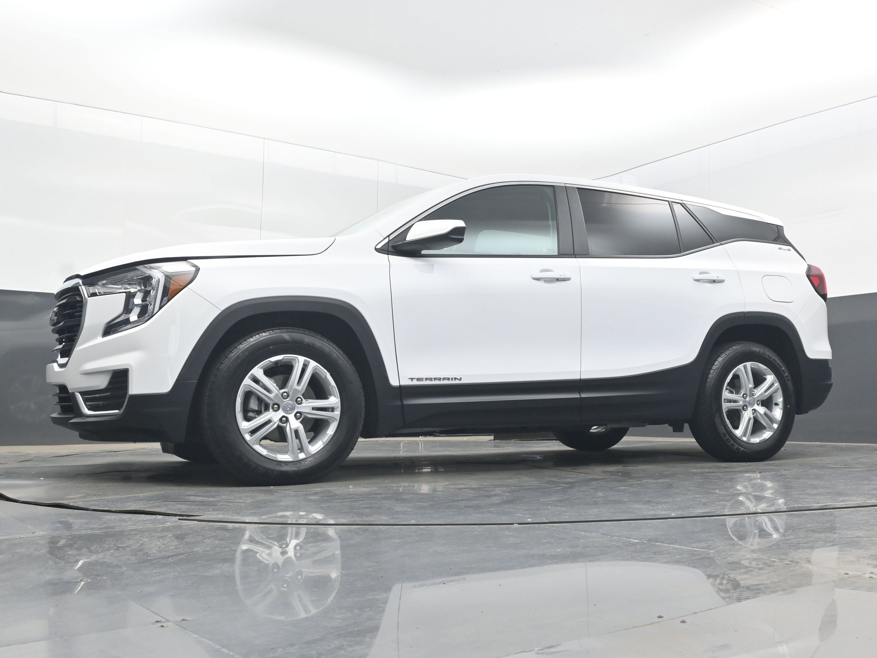 Used 2024 GMC Terrain SLE FWD image 26