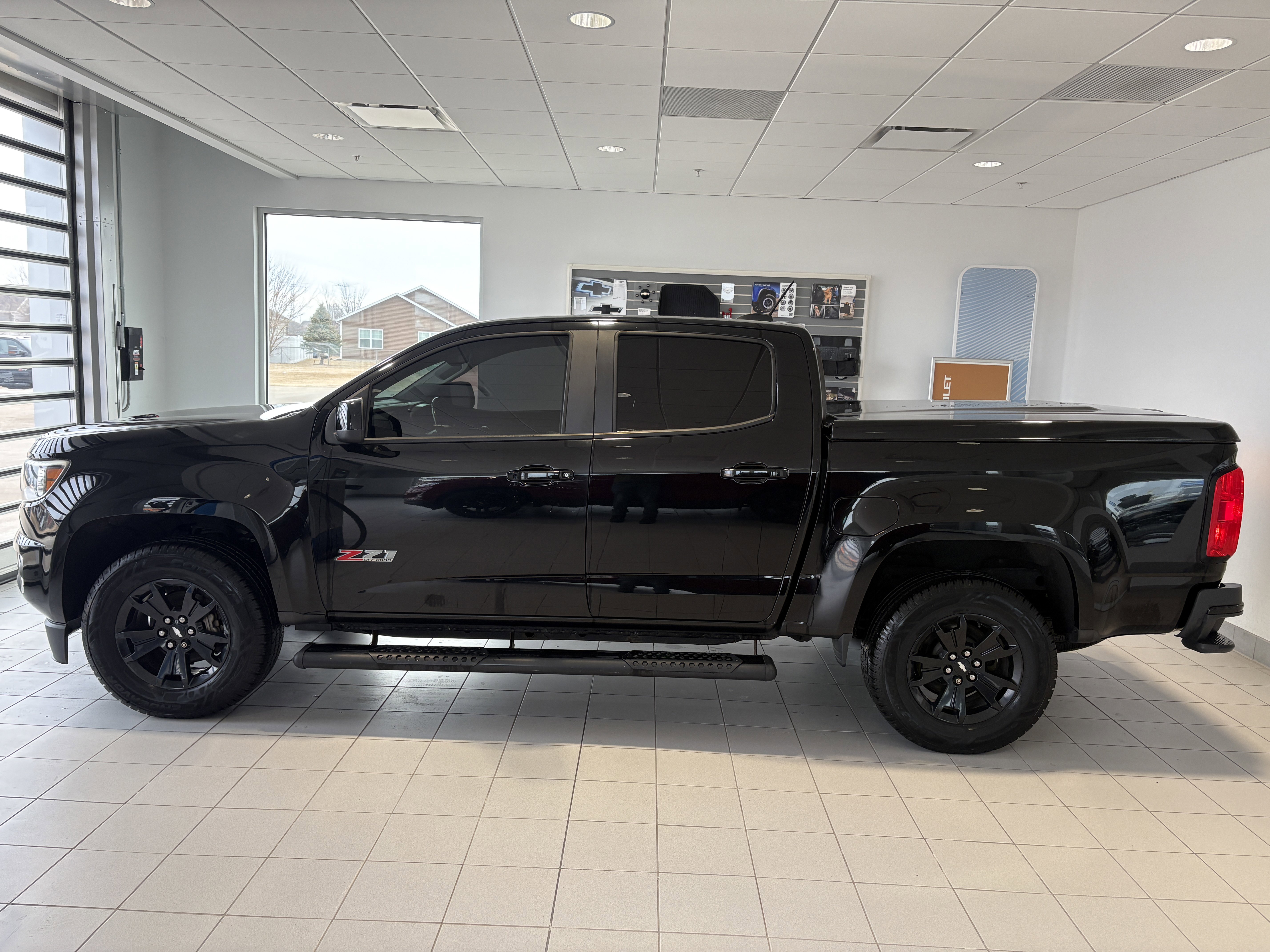 Used 2016 Chevrolet Colorado Z71 w/ Z71 Midnight Edition image 2