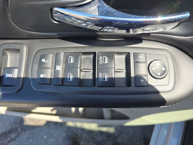 Used 2011 Chrysler Town & Country Touring w/ Entertainment Group #1 FWD image 34