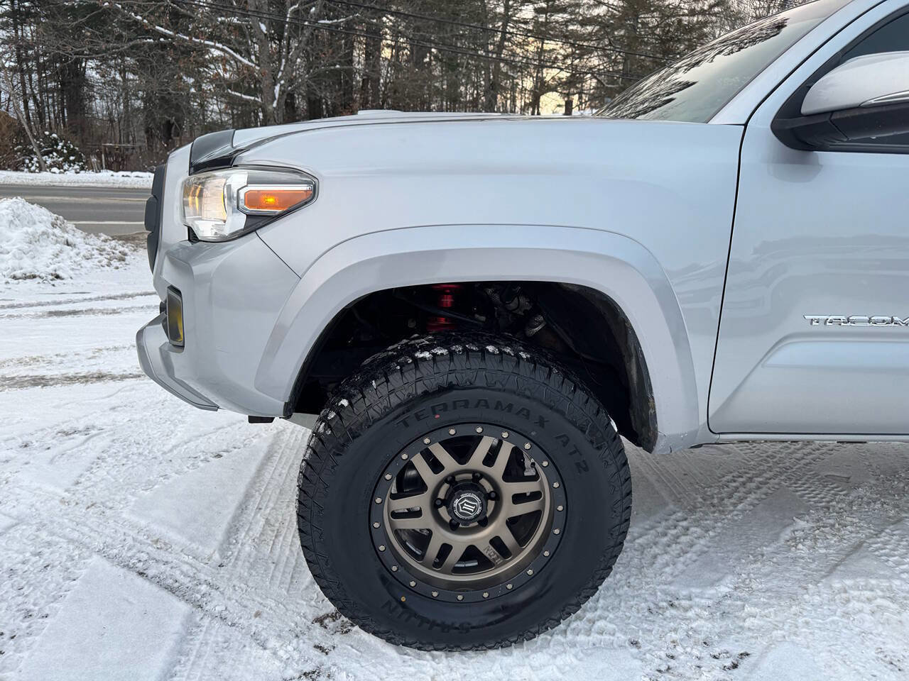 Used 2018 Toyota Tacoma TRD Sport w/ Technology Package image 9