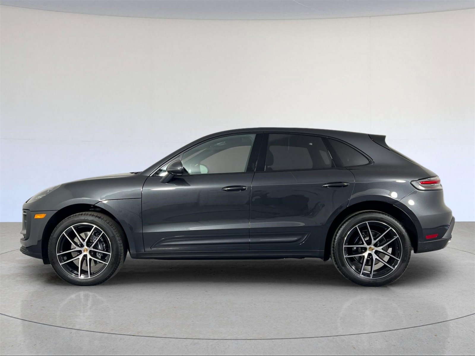 Used 2025 Porsche Macan image 2