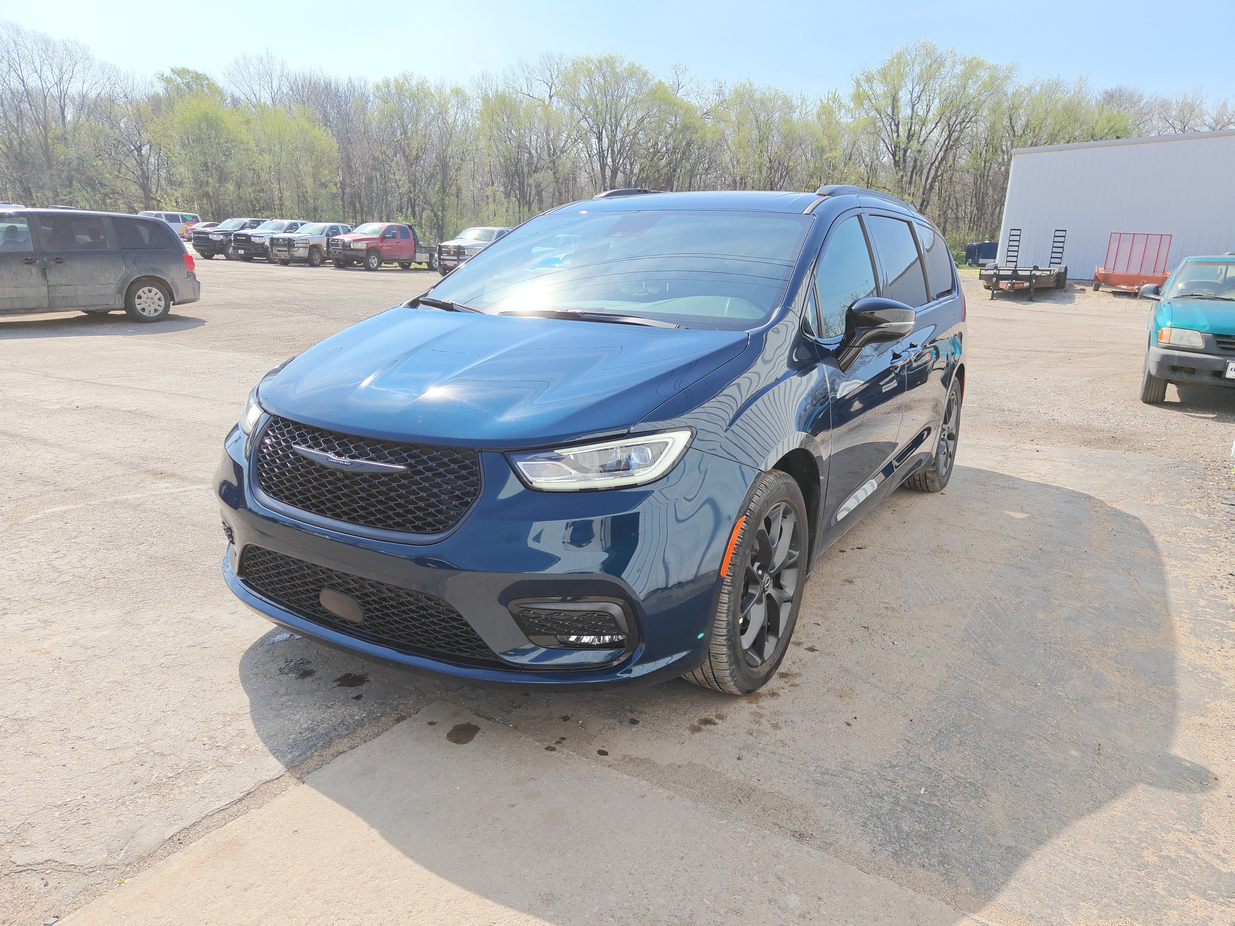 Used 2025 Chrysler Pacifica Limited FWD image 8