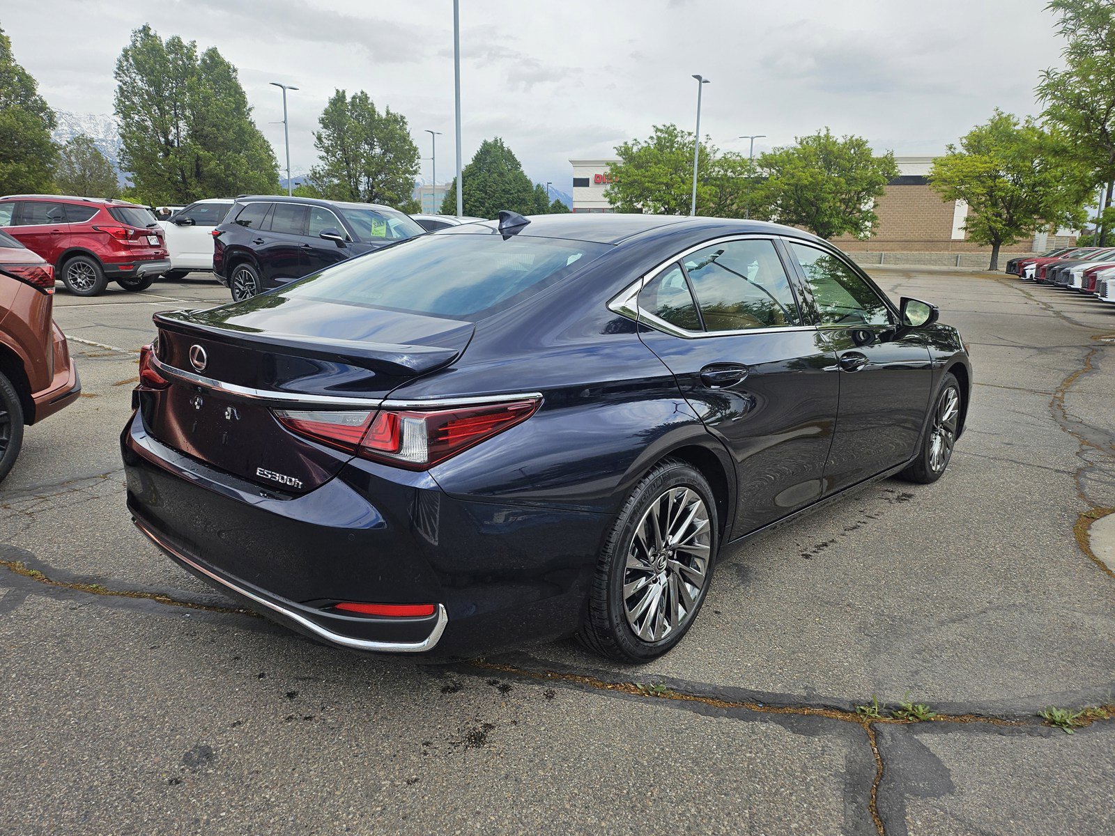 Used 2025 Lexus ES 300h w/ Luxury Package FWD image 5