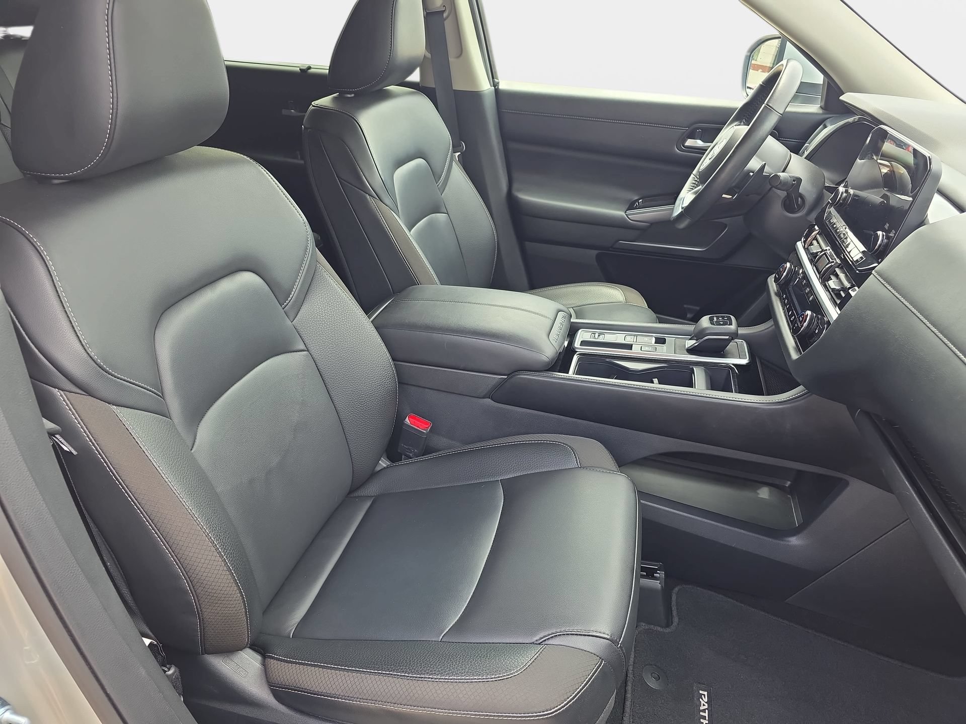 Used 2025 Nissan Pathfinder SL FWD image 10