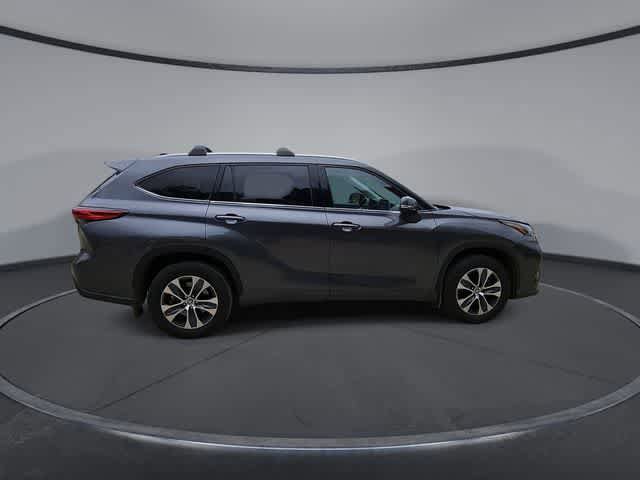 Used 2022 Toyota Highlander XLE AWD/4WD image 9