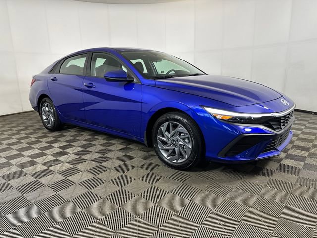 Used 2025 Hyundai Elantra Blue FWD image 2