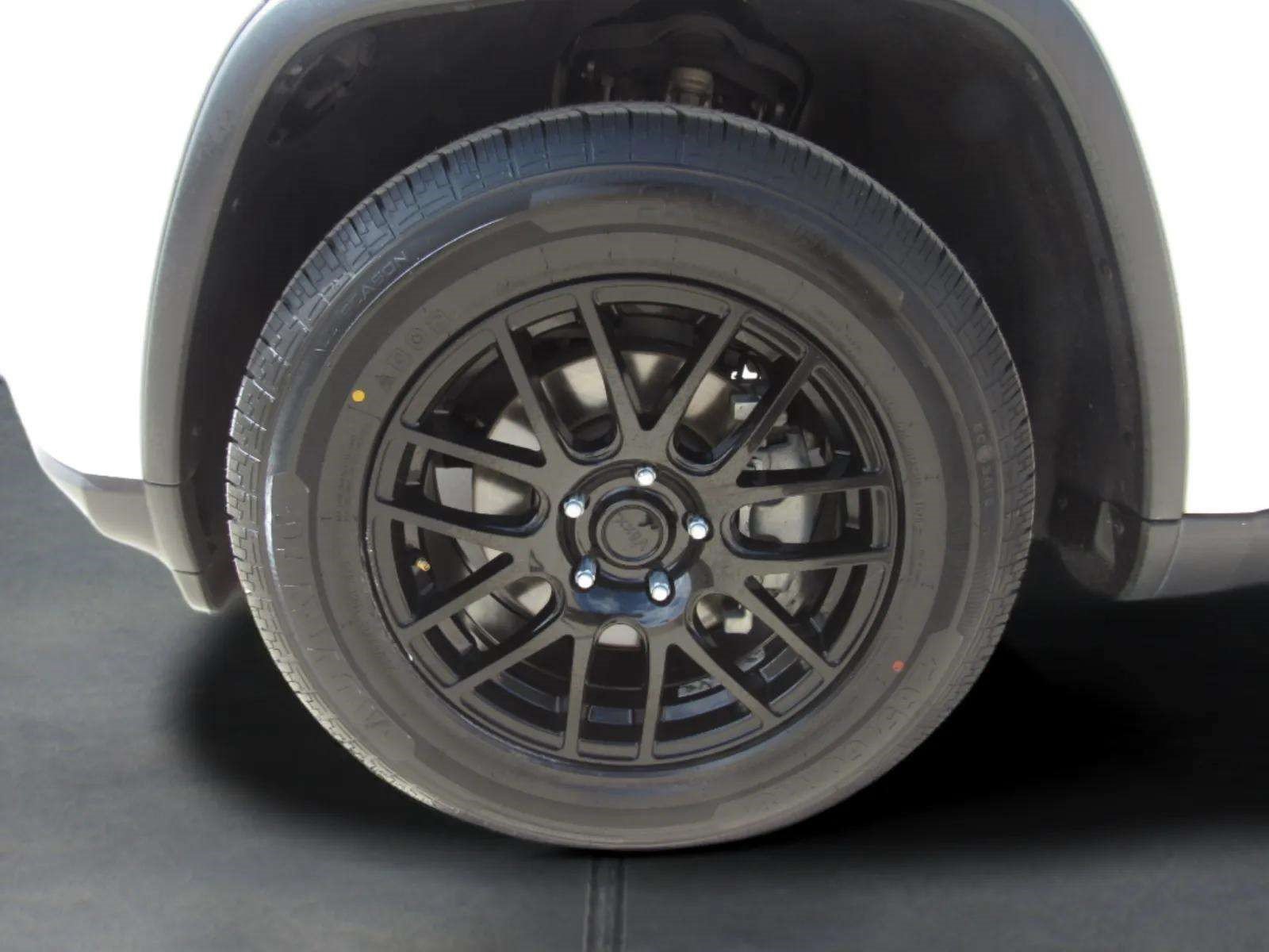 Used 2018 Jeep Grand Cherokee Laredo RWD image 4