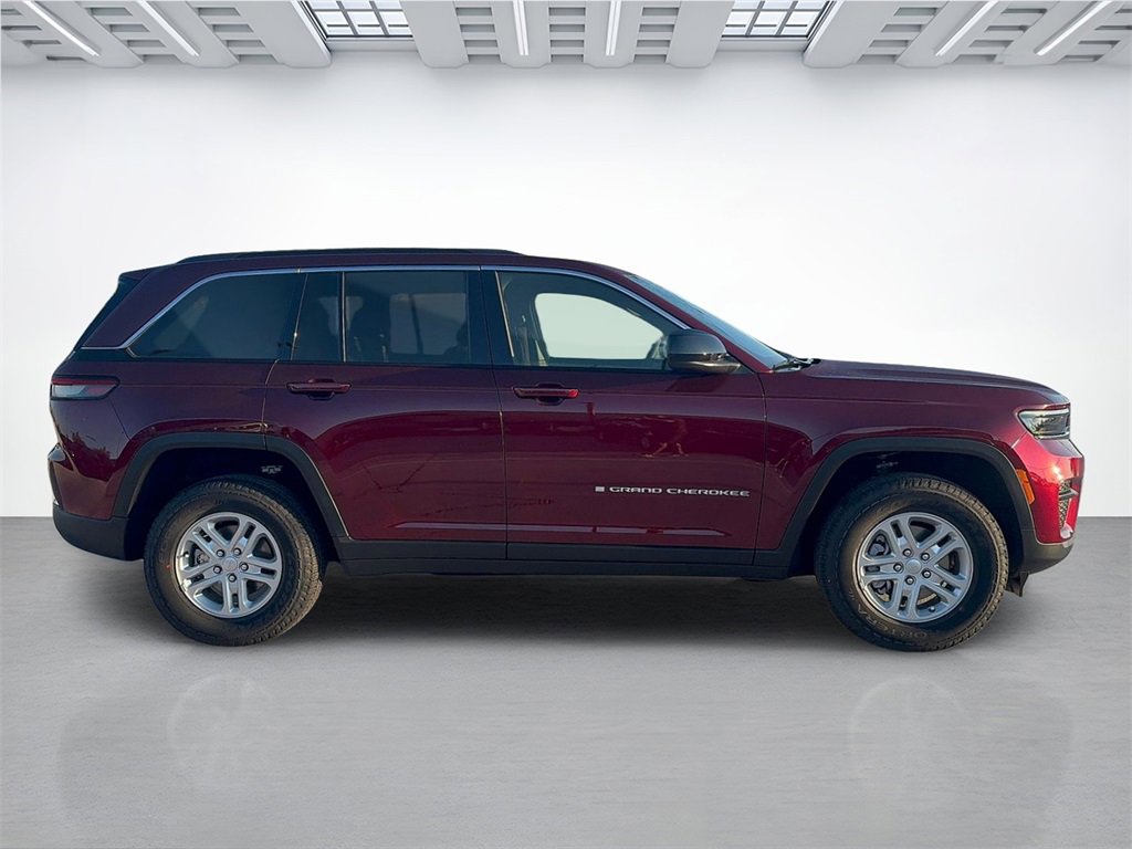 New 2025 Jeep Grand Cherokee Laredo image 2