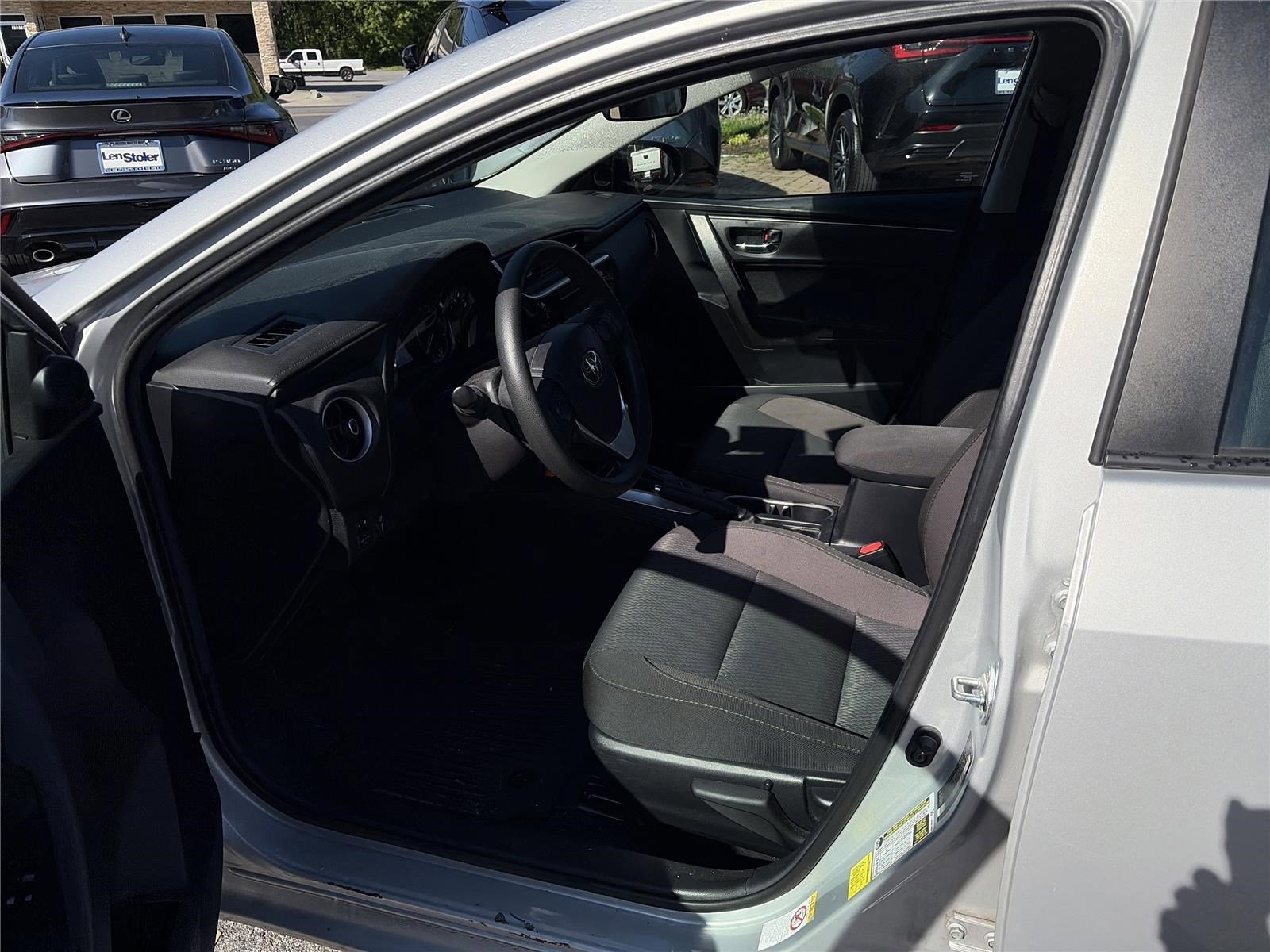 Used 2018 Toyota Corolla LE w/ Carpet Mat Package (TMS) FWD image 10