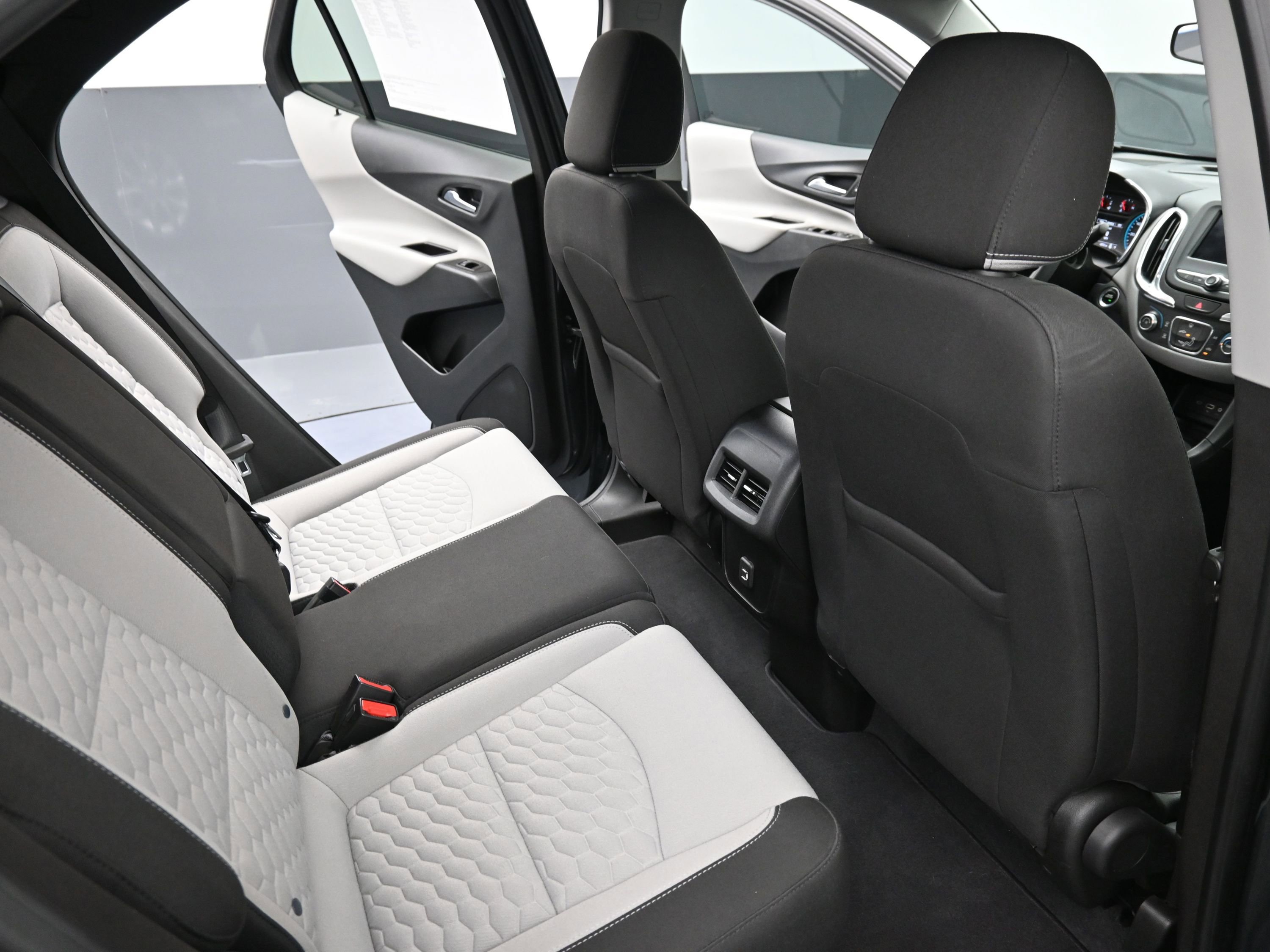 Used 2021 Chevrolet Equinox LS w/ LS Convenience Package image 17