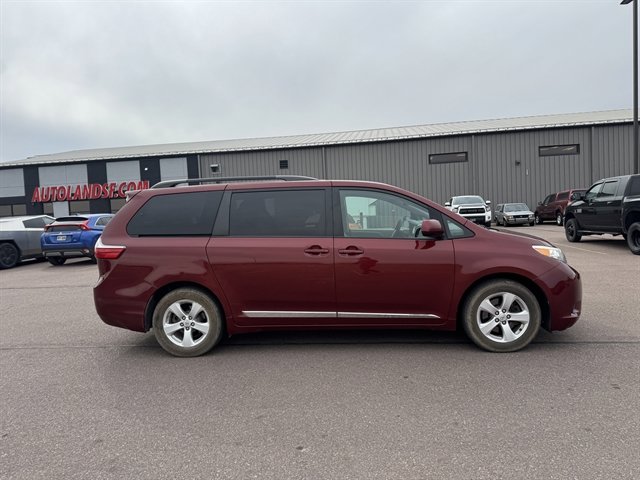 Used 2015 Toyota Sienna LE image 3