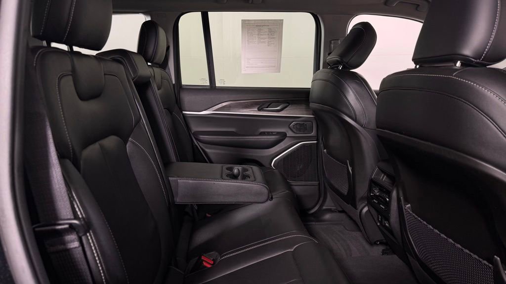 Used 2023 Jeep Grand Cherokee Limited w/ Black Appearance Package AWD/4WD image 31