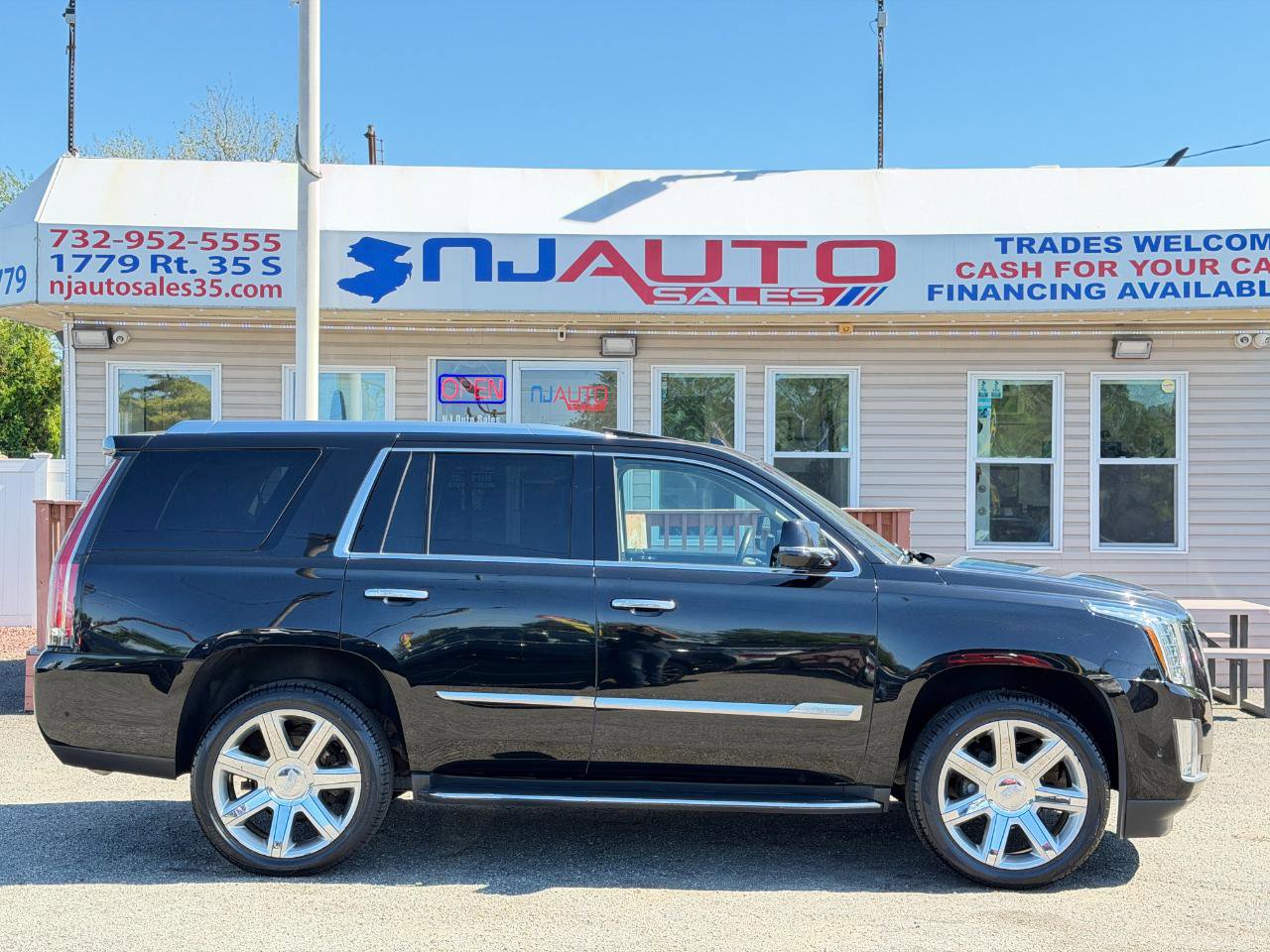 Used 2018 Cadillac Escalade Luxury AWD/4WD image 3