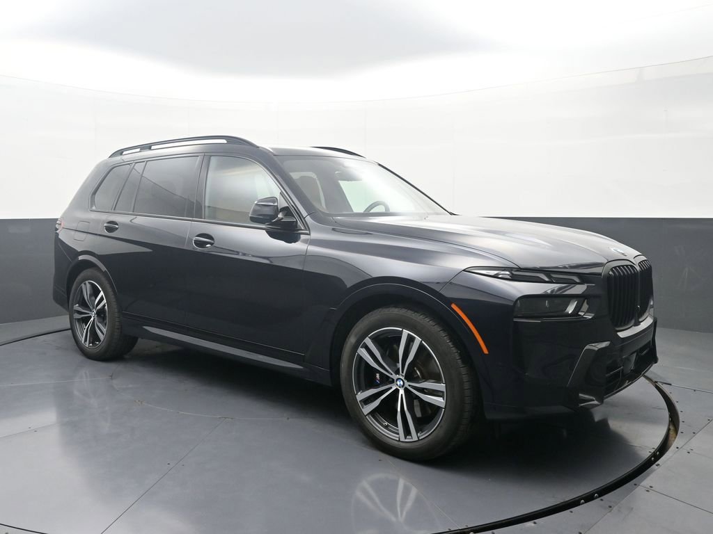 Used 2025 BMW X7 xDrive40i w/ M Sport Package image 3