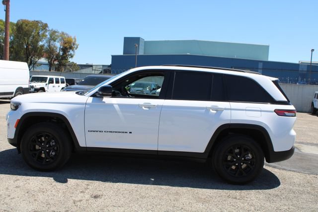 Used 2025 Jeep Grand Cherokee Altitude RWD image 7