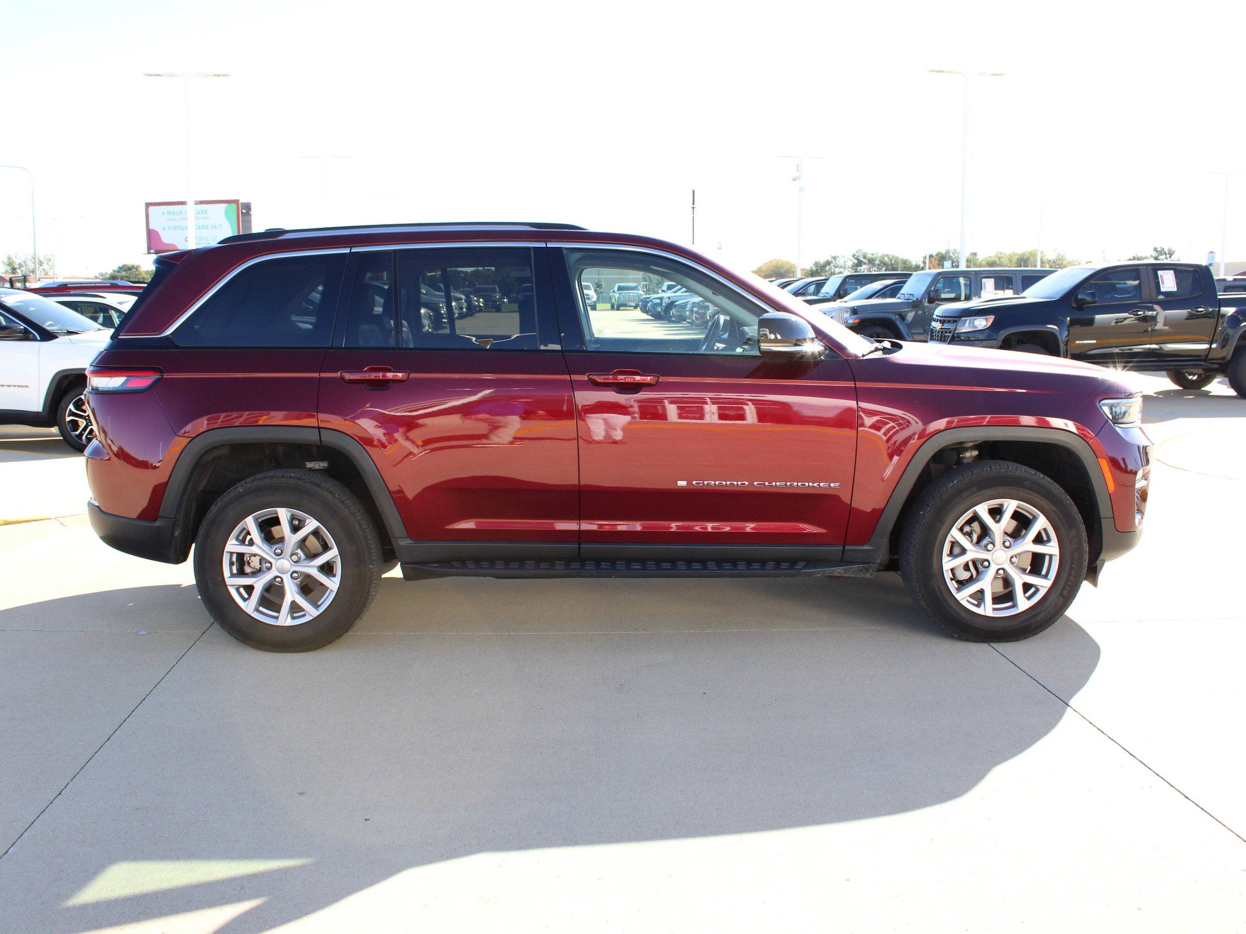 Used 2022 Jeep Grand Cherokee Limited AWD/4WD image 6