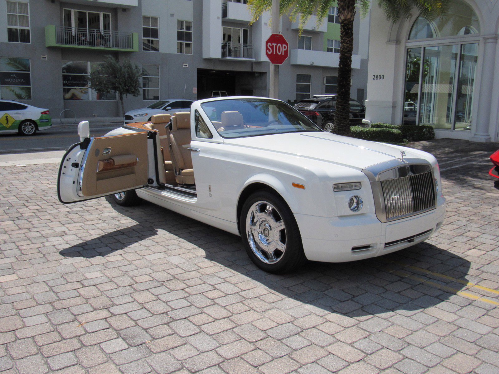 Used 2012 Rolls-Royce Phantom Drophead Coupe RWD image 9