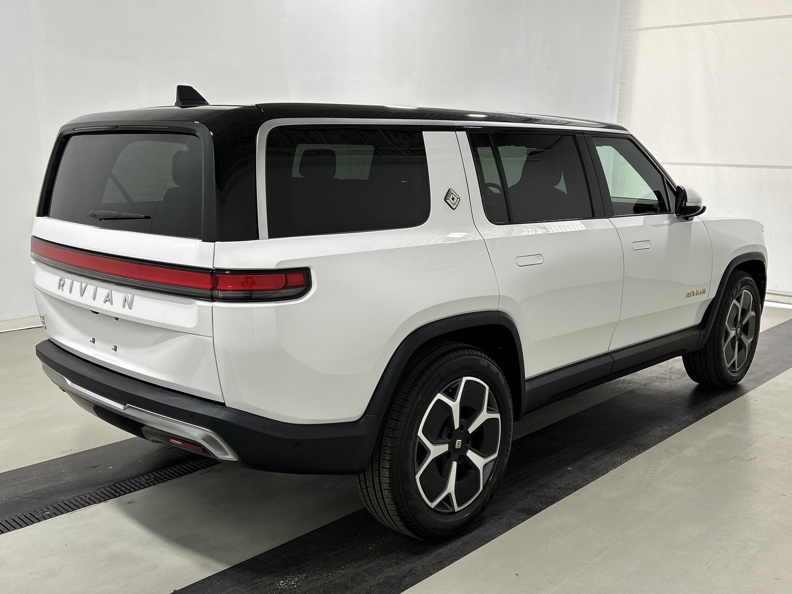 Used 2024 Rivian R1S Adventure image 5