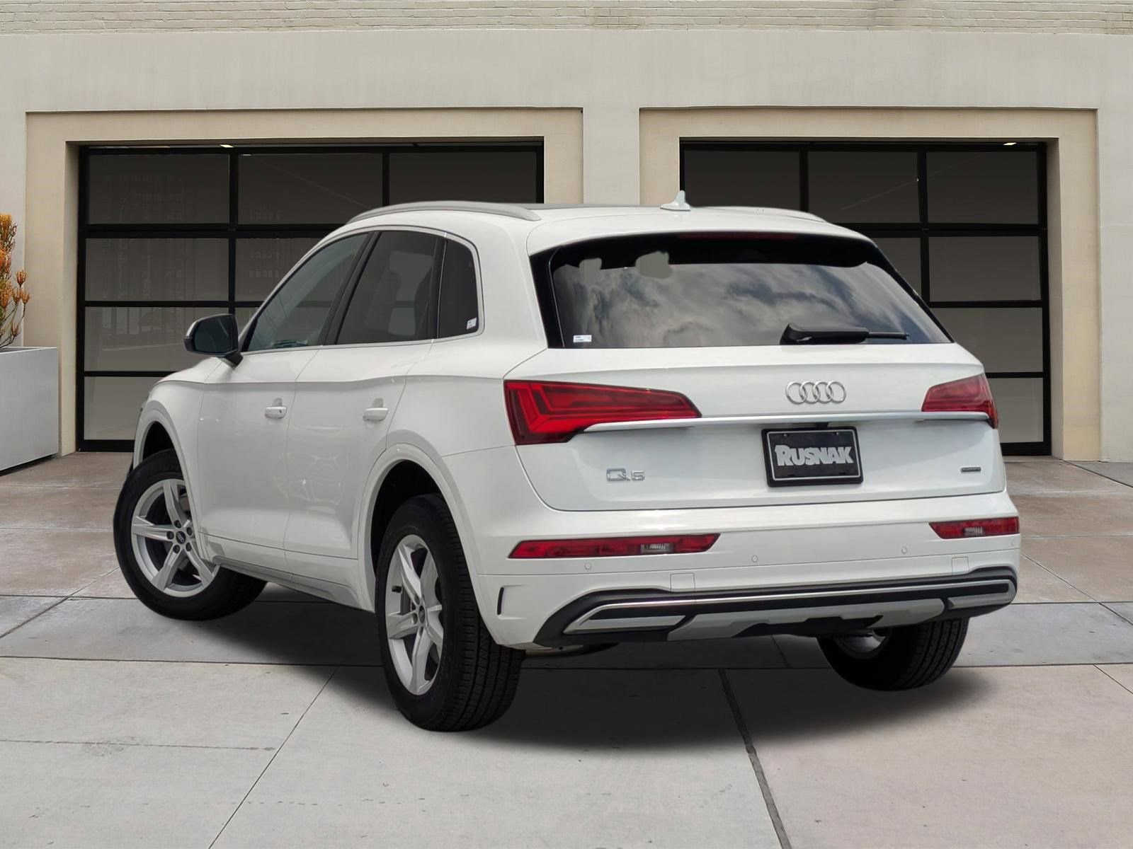 Used 2023 Audi Q5 2.0T Premium w/ Convenience Package AWD/4WD image 2