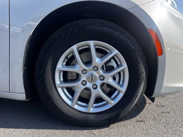 Used 2021 Chrysler Pacifica Touring-L image 3