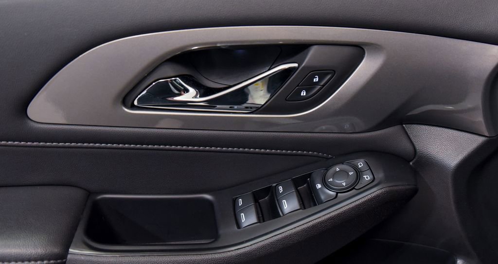 Used 2023 Chevrolet Traverse LT image 15
