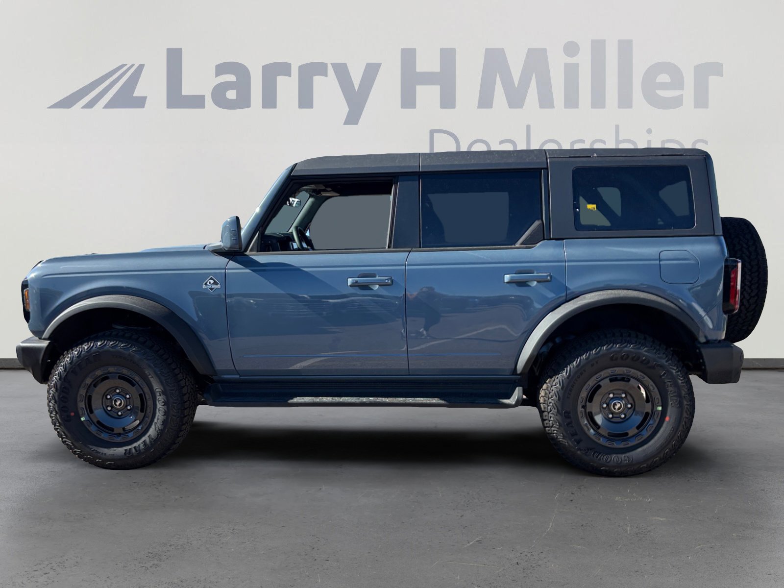 New 2025 Ford Bronco Outer Banks w/ Sasquatch Package image 2