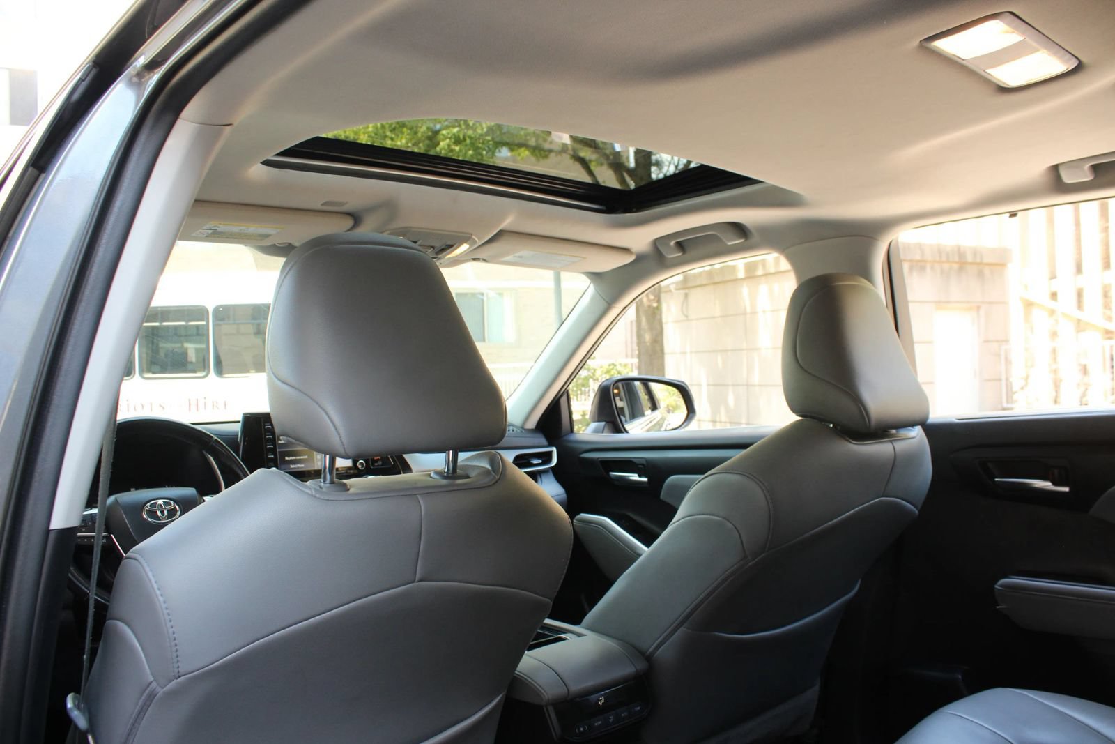 Used 2021 Toyota Highlander XLE AWD/4WD image 20