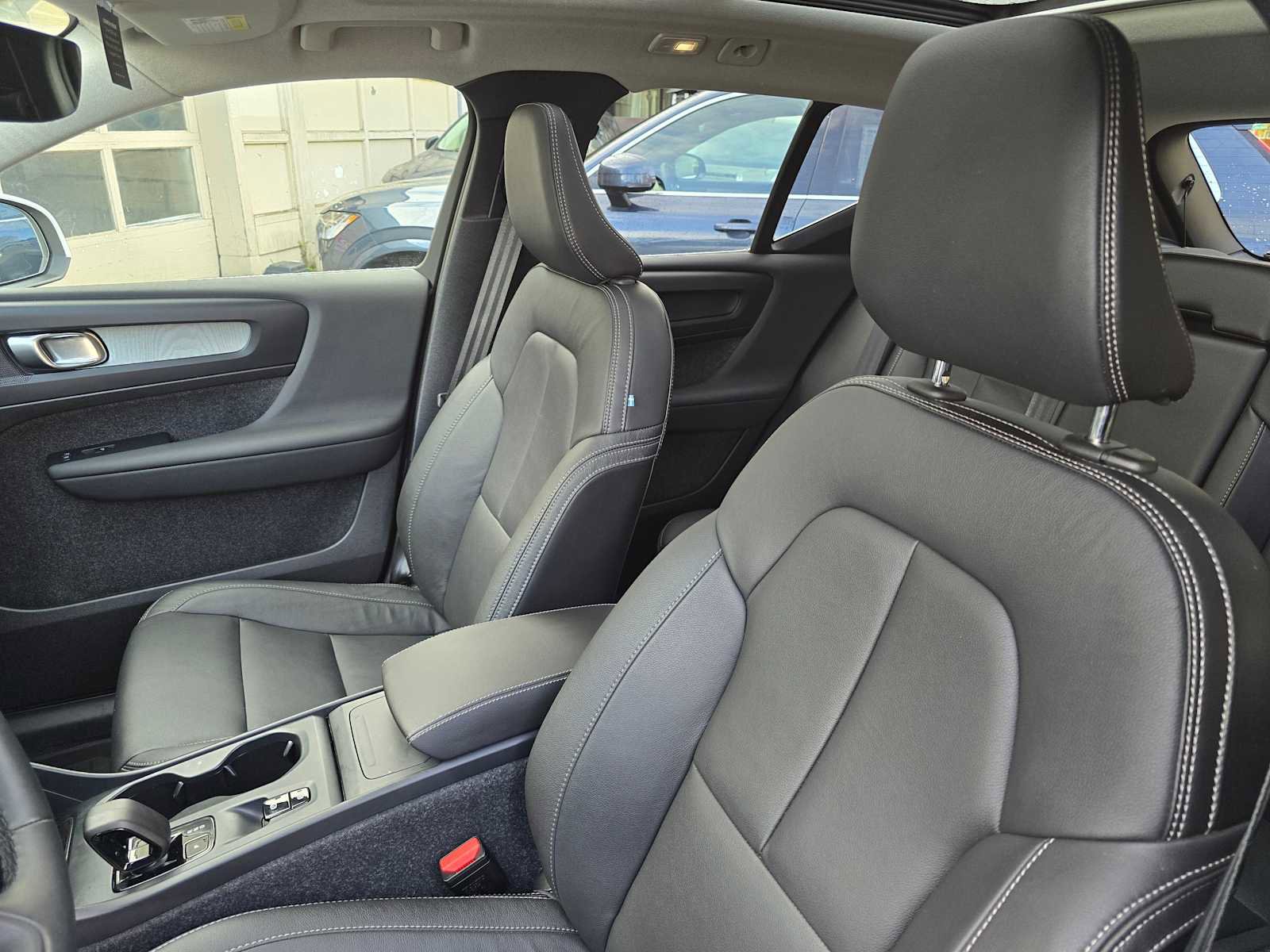 Used 2025 Volvo XC40 B5 Core w/ Protection Package Premier image 20