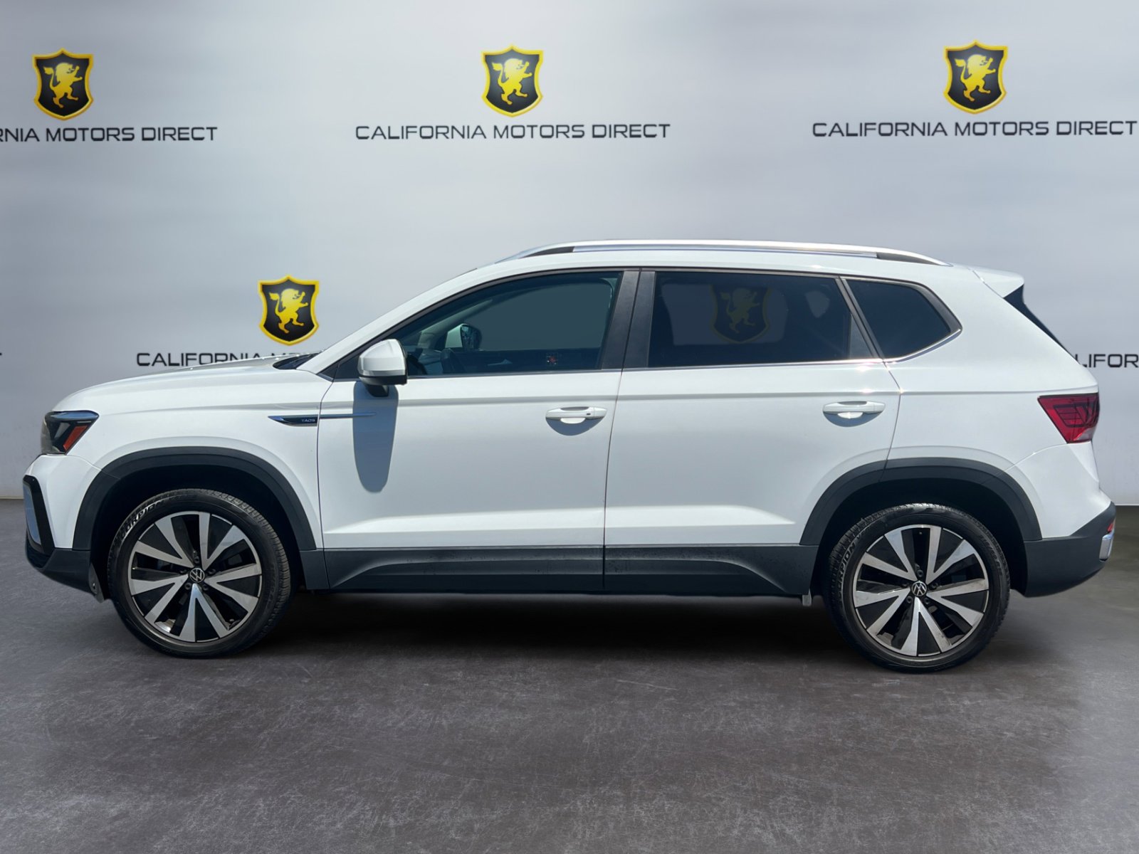 Used 2022 Volkswagen Taos SE FWD image 2