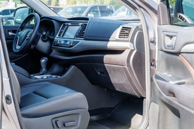Used 2017 Toyota Highlander XLE w/ Protection Package #3 AWD/4WD image 21