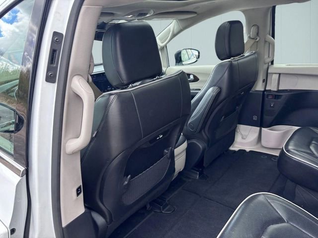 Used 2023 Chrysler Pacifica Limited FWD image 24