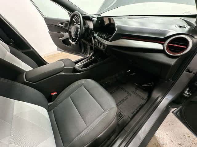 Used 2025 Chevrolet Trax RS FWD image 19