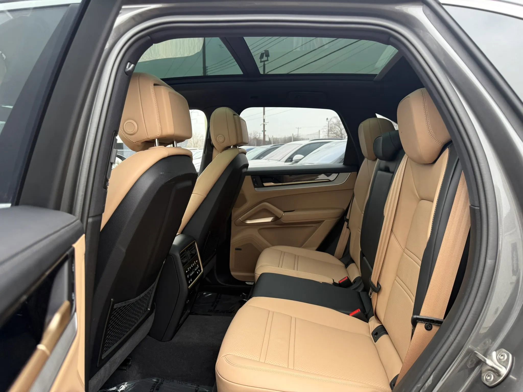 Used 2025 Porsche Cayenne E-Hybrid Sport Utility 4D w/ Premium Package Plus image 29