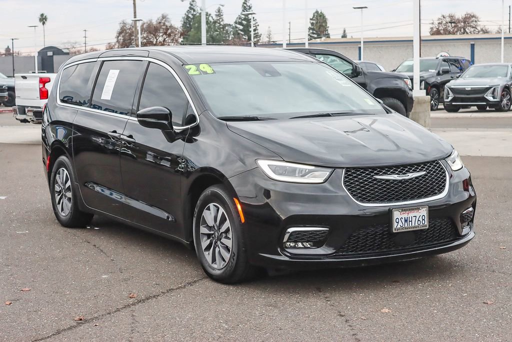 Used 2024 Chrysler Pacifica Select image 5
