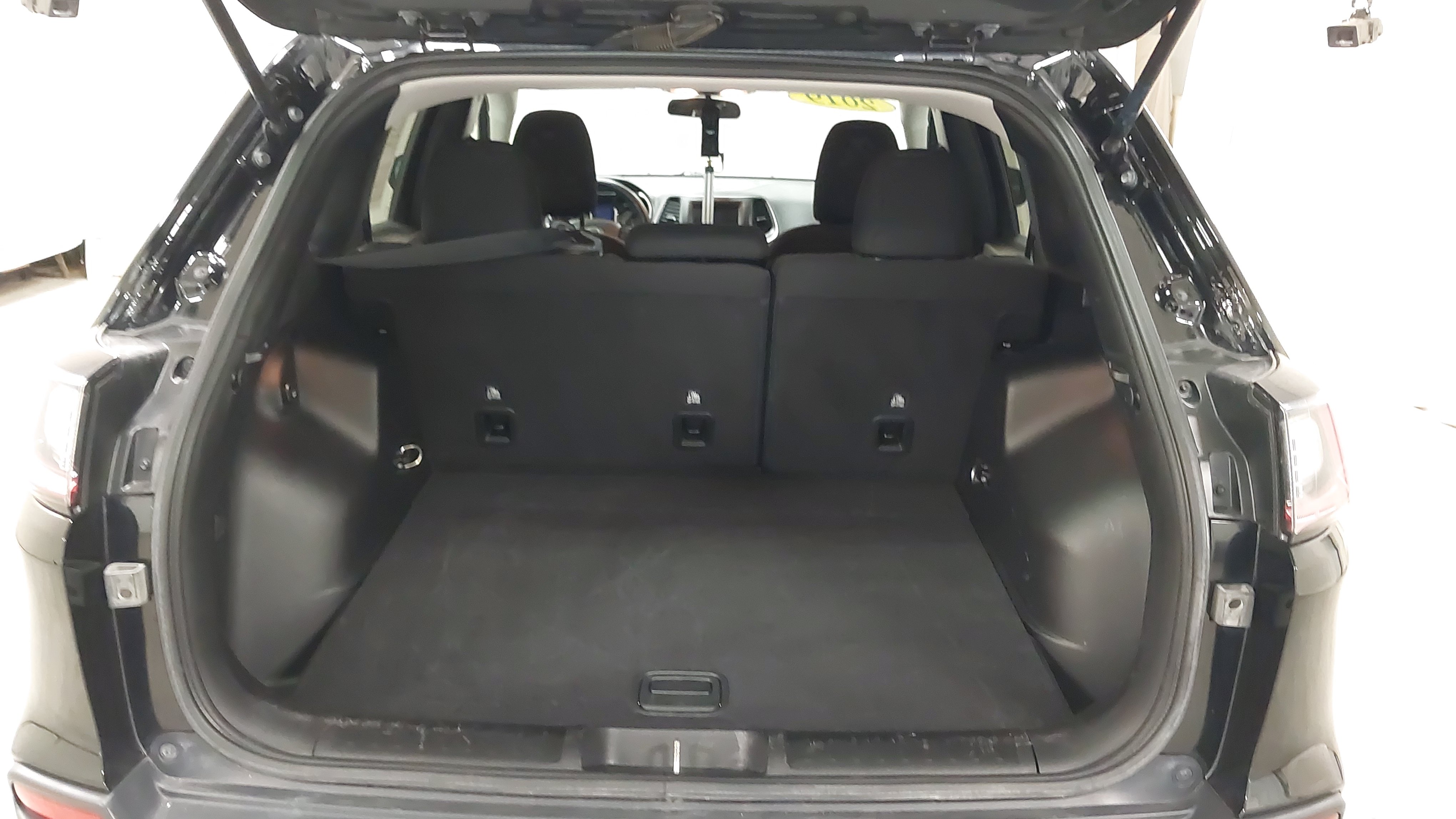 Used 2019 Jeep Cherokee Latitude w/ Cold Weather Group AWD/4WD image 27