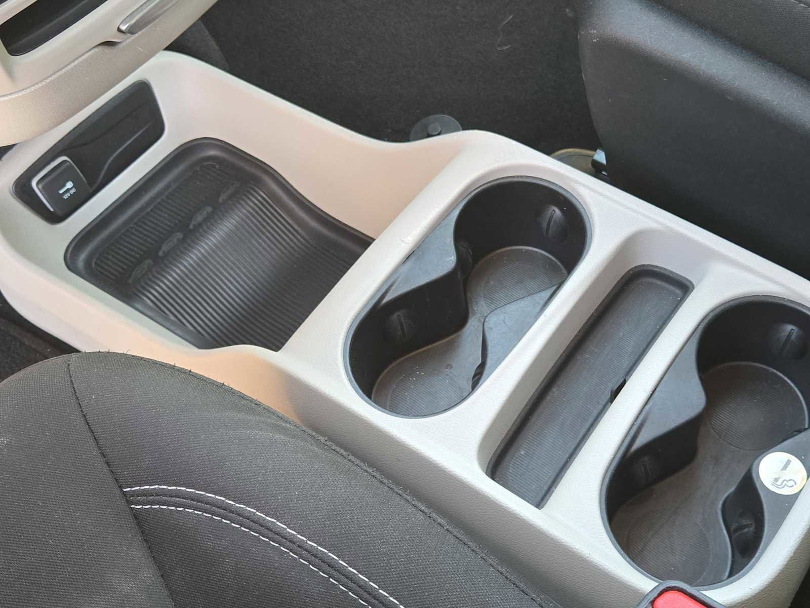 Used 2023 Chrysler Voyager LX image 32