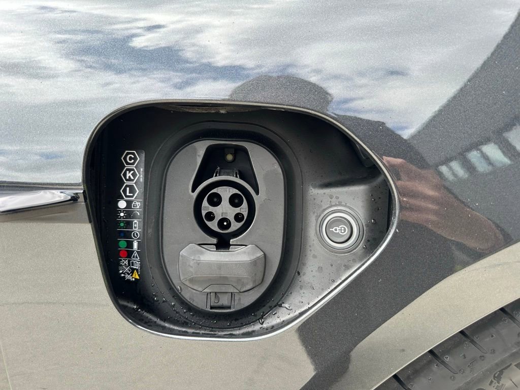 Used 2025 Porsche Taycan image 42