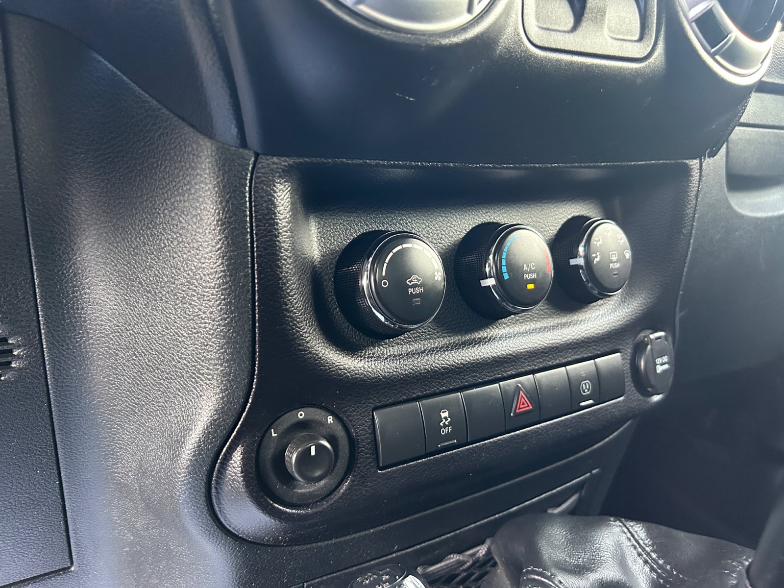 Used 2016 Jeep Wrangler Sahara w/ Connectivity Group AWD/4WD image 12