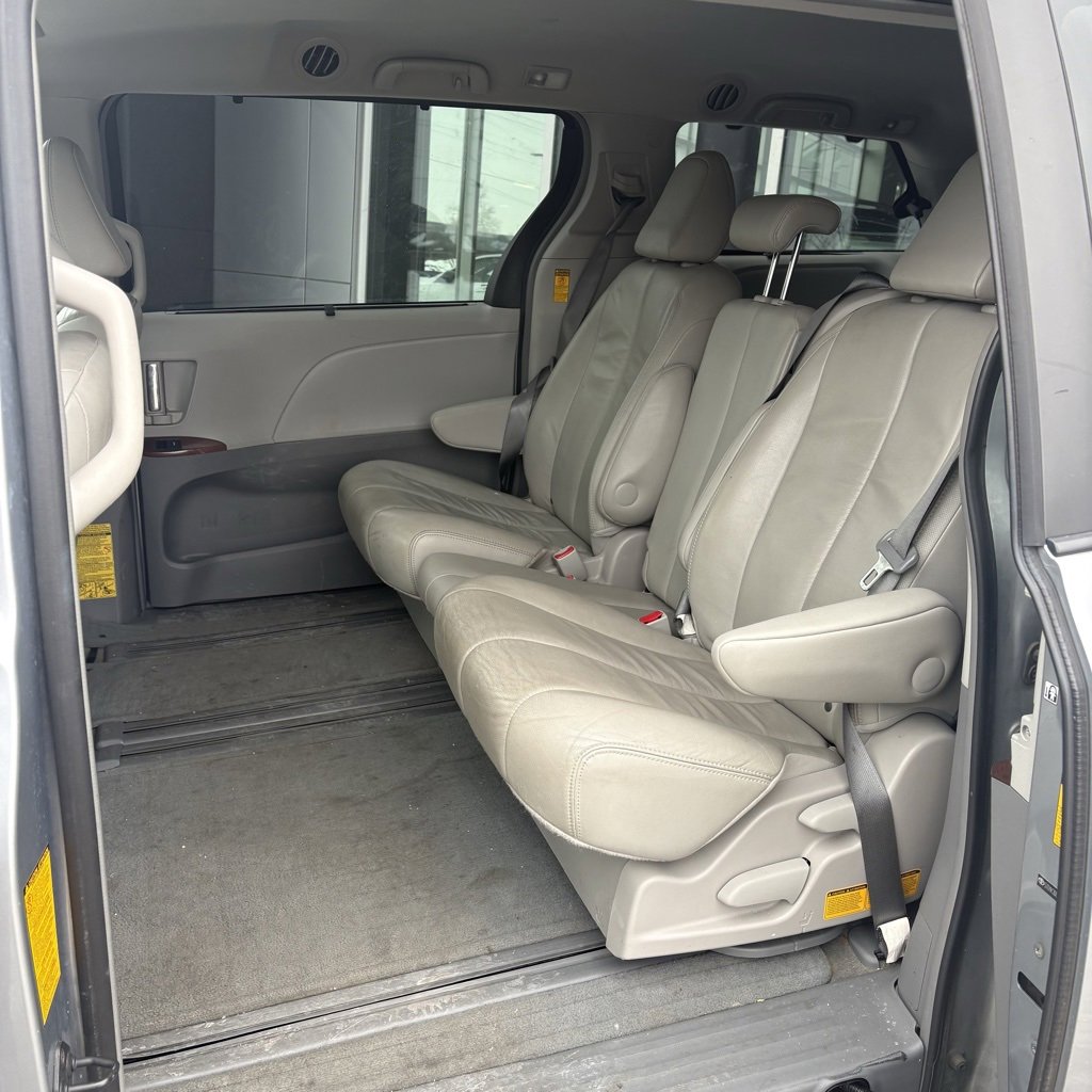 Used 2014 Toyota Sienna XLE image 14