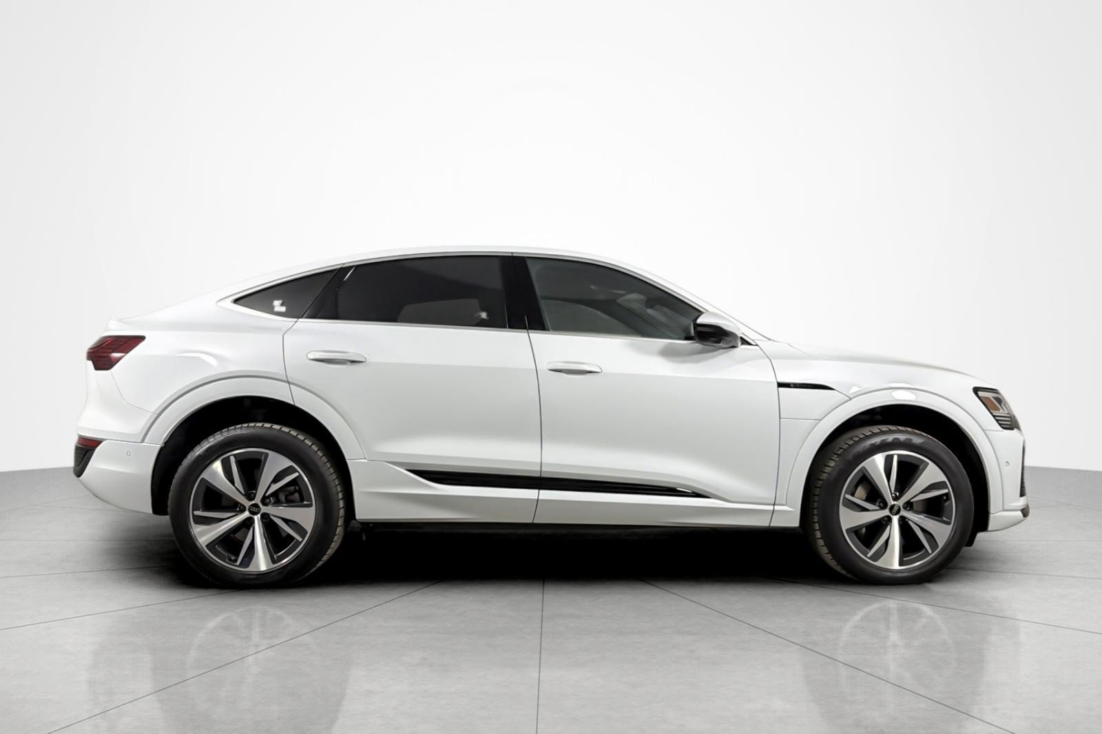 Used 2024 Audi Q8 e-tron Premium Plus w/ Premium Plus Package AWD/4WD image 6
