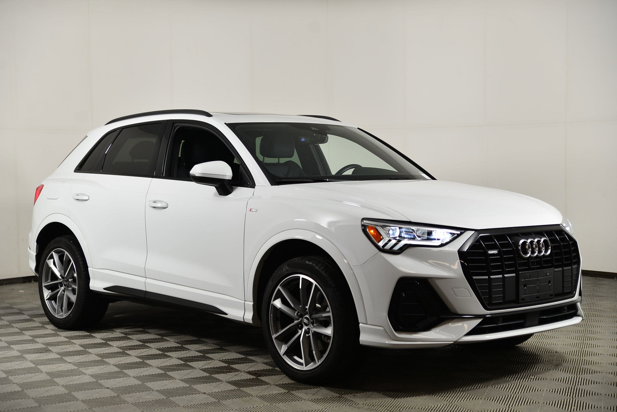 Certified 2023 Audi Q3 2.0T Premium w/ Black Optic Sport Package image 6