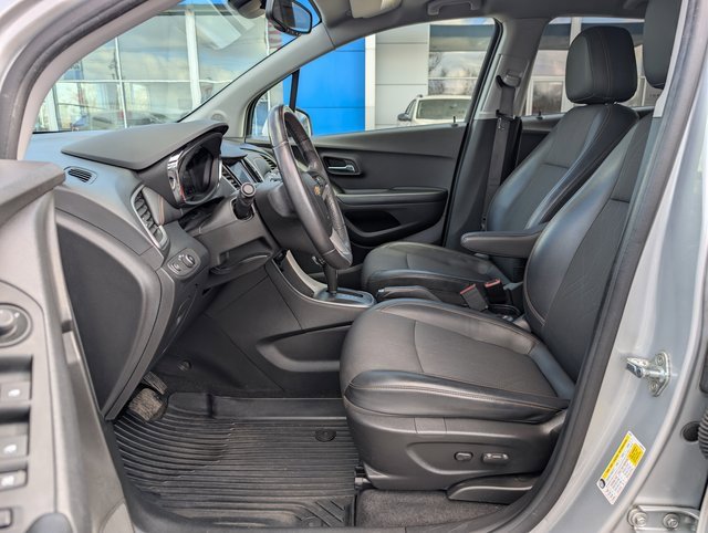 Used 2022 Chevrolet Trax LT w/ LT Convenience Package image 10