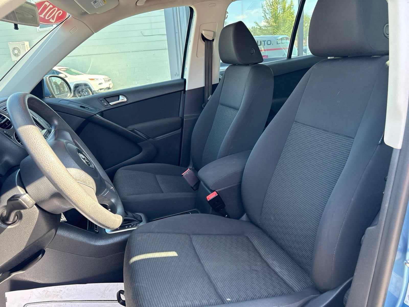 Used 2017 Volkswagen Tiguan Limited w/ Alloy Wheels Package FWD image 11