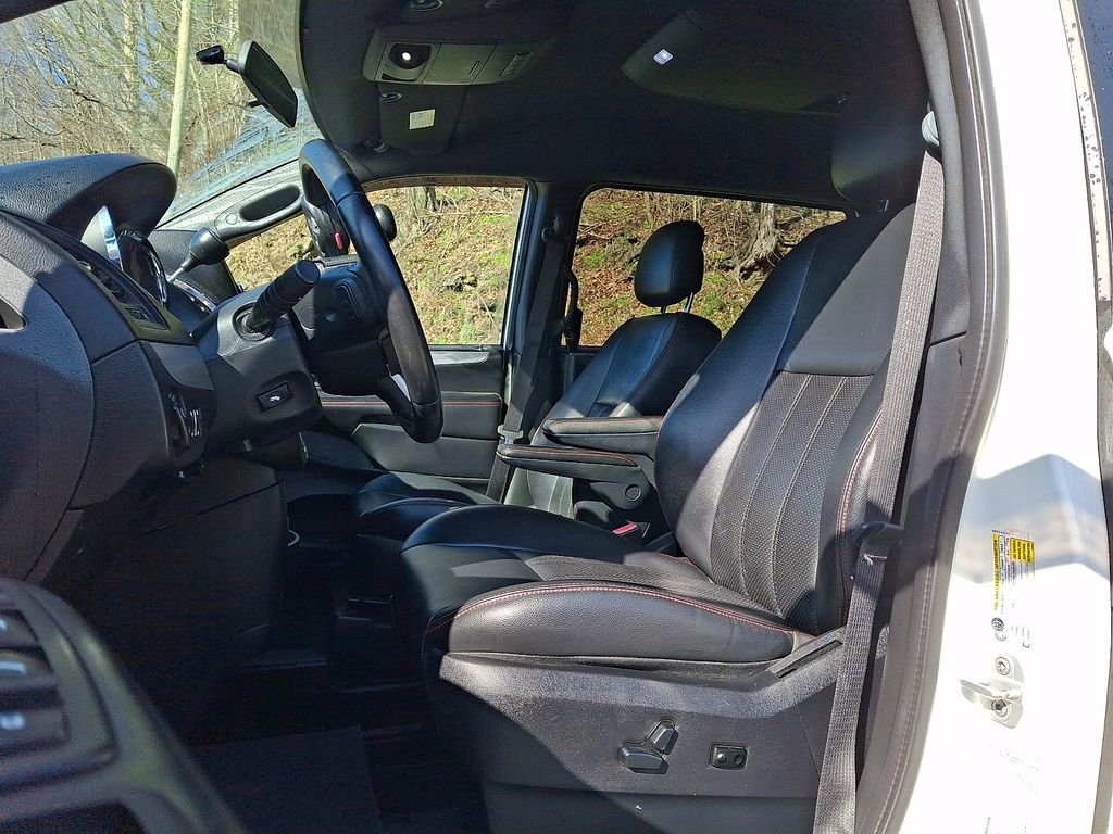Used 2011 Dodge Grand Caravan R/T image 13