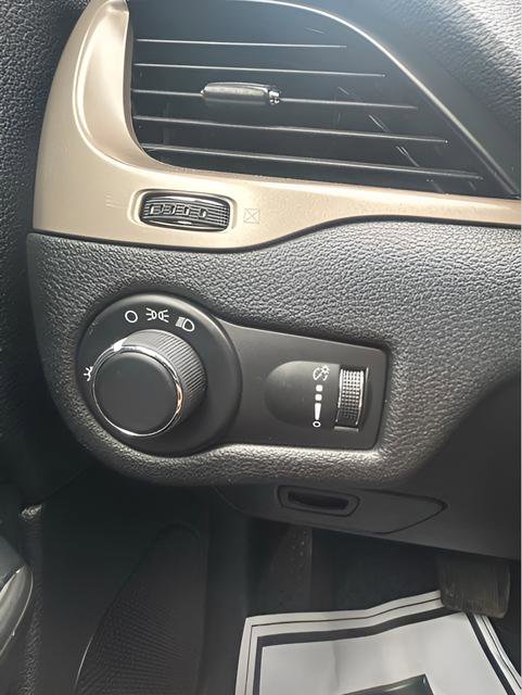 Used 2016 Jeep Cherokee Sport FWD image 21