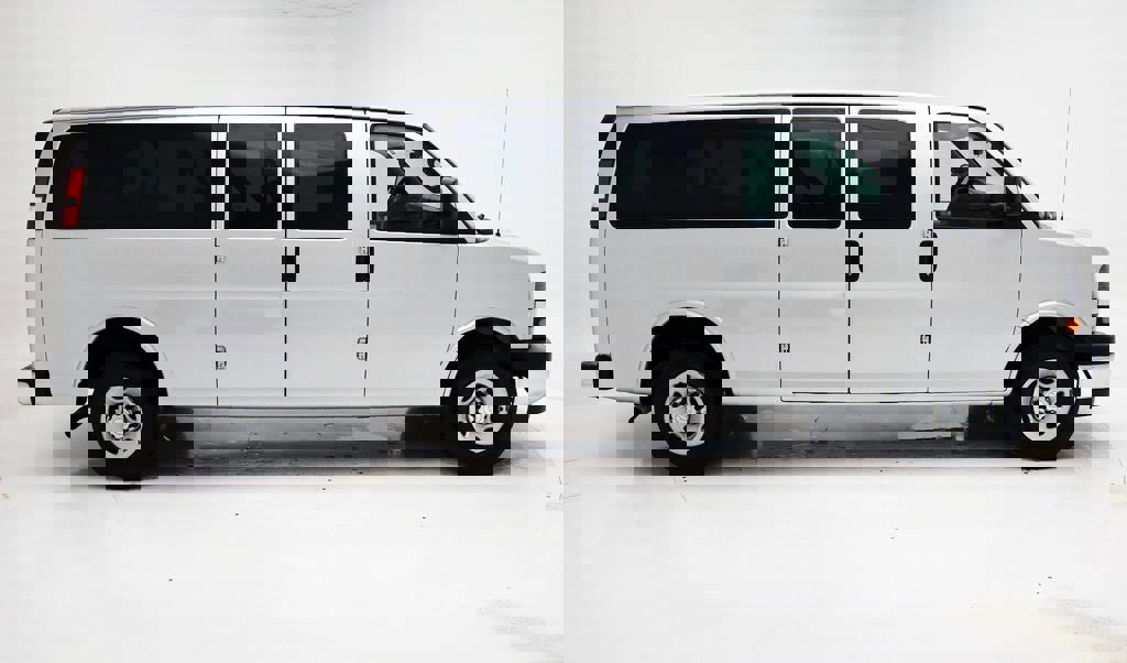 Used 2018 Chevrolet Express 3500 LT w/ LT Preferred Equipment Group image 3